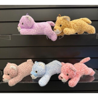 Elegant liggende pluche luipaard